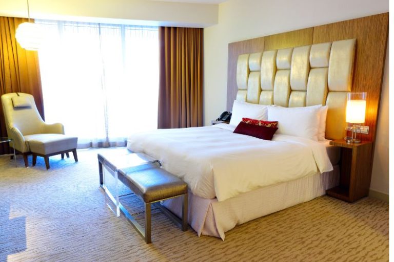 Which Mattress Does Holiday Inn Express Use? (REVEALED) » Mattress Vela