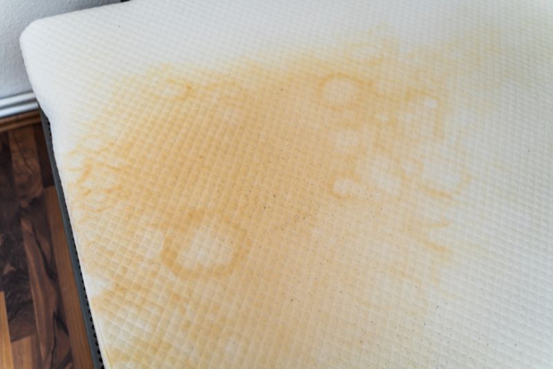 Why Do Mattress Protectors Turn Yellow? (THE TRUTH) » Mattress Vela