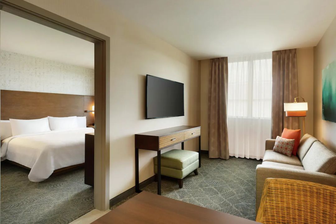 What Mattress Does Embassy Suites Use? (5 Best Mattress!) » Mattress Vela