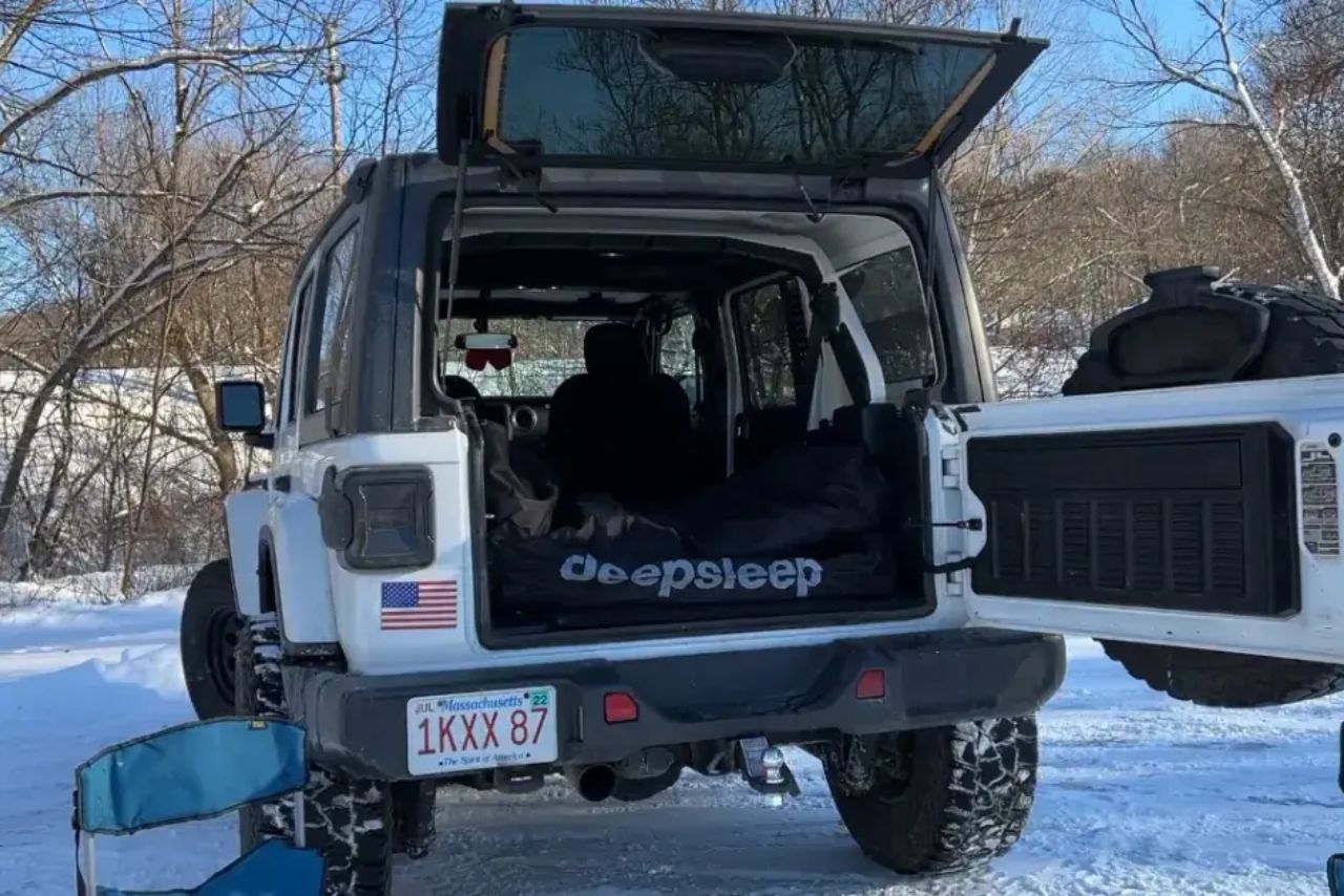 Can a Queen Mattress Fit in a Jeep Wrangler? (TESTED!) » Mattress Vela