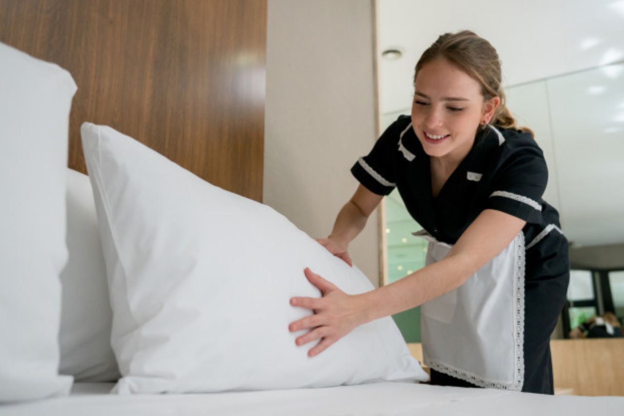 Why Are Hotel Pillows So Comfortable? The Secret! » Mattress Vela